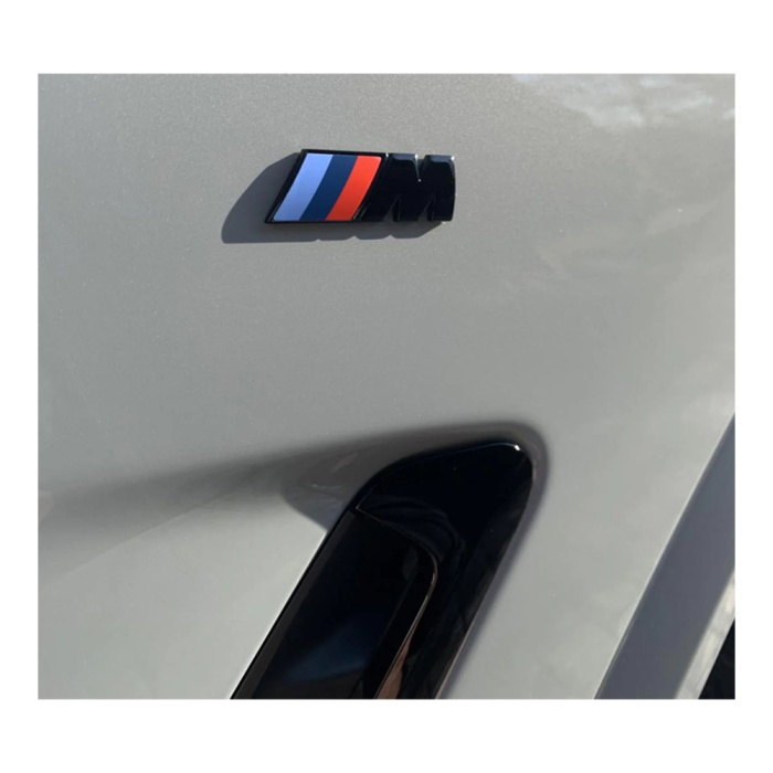 Emblema "M" aripa laterala, Negru, Lucios (High-Gloss), "BMW M Performance" - BMW Seria 2 G42, Seria 3 G20 G21 G28, Seria 4 G22 G23 G26, i4 G26, X1 U11, X2 U10, X5 G05 G18, X6 G06, X7 G07