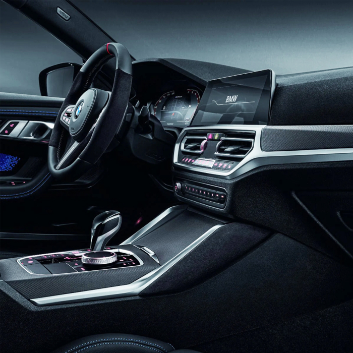 Ornamente laterale consola centrala "BMW M Performance", Alcantara - BMW Seria 2 G42 G87 M2, Seria 3 G20 G21 G28 G80 G81 M3, Seria 4 G22 G23 G26 G82 G83 M4, i3L G28, i4 G26 - RHD (volan dreapta)
